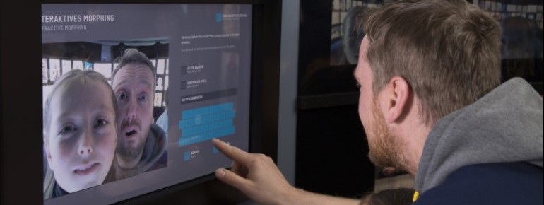 Die Ausstellung wird durch interaktive Elemente unterstützt.