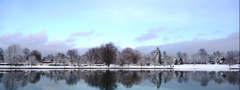 Der verschneite Park lädt im Winter zu Schneeballschlachten und zum Schneemannbauen ein.