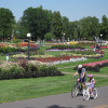 Der Park in seiner vollen Blütenpracht im Sommer. Die Wege laden zu entspannten Radtouren ein.
