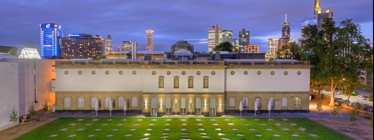 Ungewöhnlich: Unter der Grünfläche auf der Rückseite des Hauptgebäudes befindet sich die Museumshalle.