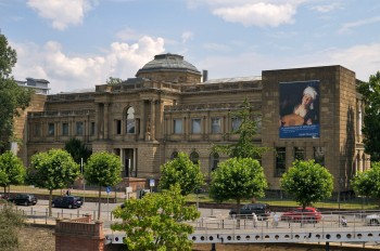 Das Gebäude des Städel Museums zeichnet sich durch historische und moderne Architektur aus.