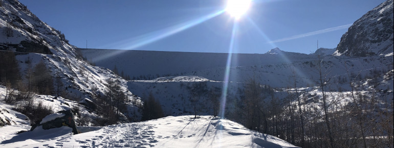 Im Winter ist der Staudamm nur zu Fuß zu erreichen.