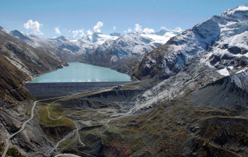 Zuhinterst im Saastal befindet sich der größte Erddamm Europas, der Mattmark-Staudamm.