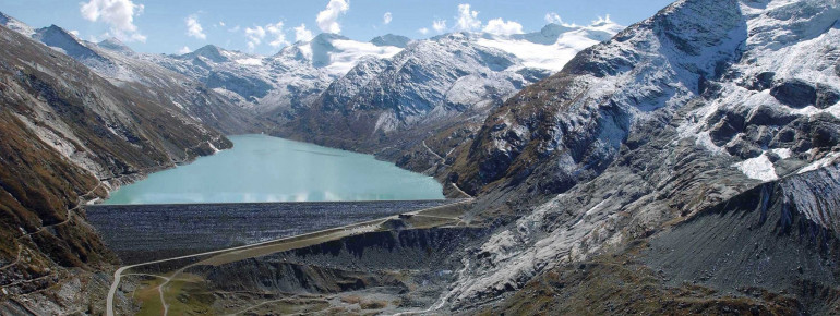 Zuhinterst im Saastal befindet sich der größte Erddamm Europas, der Mattmark-Staudamm.