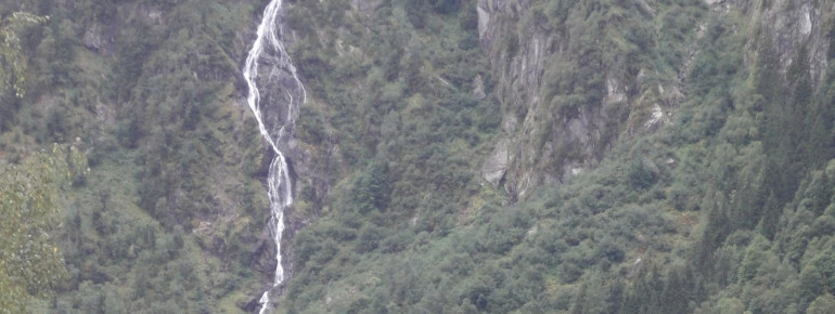 Direkt hinter dem See ist ein Wasserfall zu bestaunen
