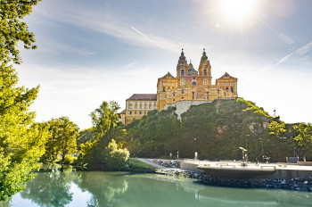 Das Stift liegt direkt an der Donau erhoben auf einem Felsen und wird gerne von Schiffstouristen besucht.