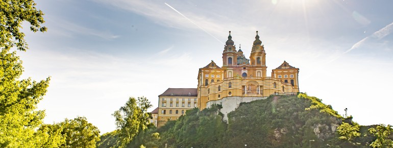 Das Stift liegt direkt an der Donau erhoben auf einem Felsen und wird gerne von Schiffstouristen besucht.