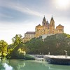Das Stift liegt direkt an der Donau erhoben auf einem Felsen und wird gerne von Schiffstouristen besucht.