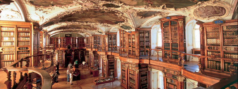 Die barocke Bibliothek gehört seit 1983 zum UNESCO-Welterbe.