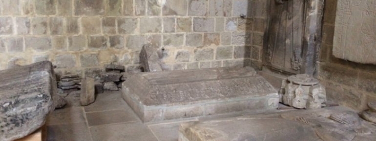 Reliefsteinplatten zur Grablegung im Inneren der Kirche