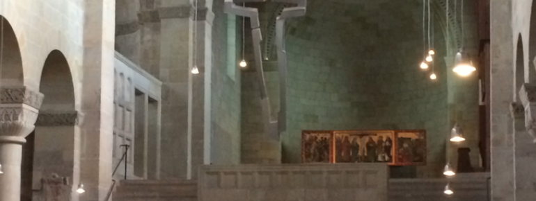 Das Innere der Kirche ist typisch für den Baustil eher schlicht gehalten