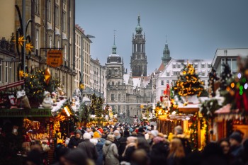 Der Strietzelmarkt liegt unübersehbar mitten in Dresden.