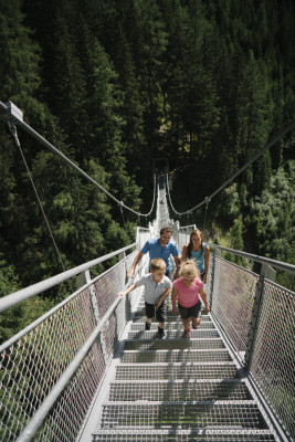 Auf dem Weg zum Ausgangspunkt des Wasserfalls überquerst du die 80 Meter lange Hängebrücke.