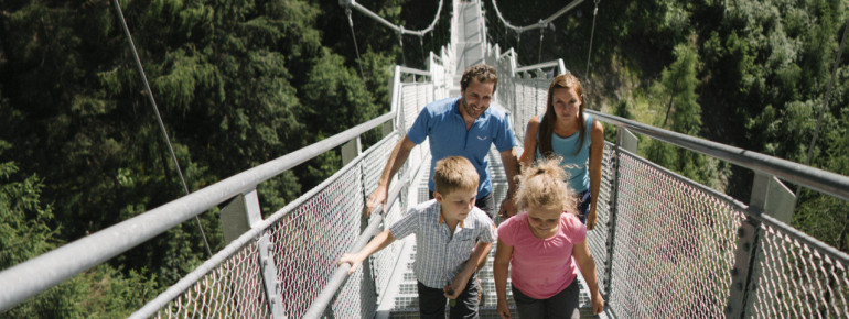 Auf dem Weg zum Ausgangspunkt des Wasserfalls überquerst du die 80 Meter lange Hängebrücke.
