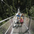 Auf dem Weg zum Ausgangspunkt des Wasserfalls überquerst du die 80 Meter lange Hängebrücke.