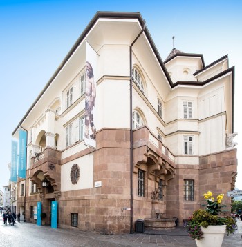 Der Eingang zum Museum liegt unweit der Bozner Altstadt in der Museumsstraße.