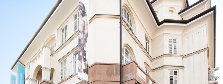 Der Eingang zum Museum liegt unweit der Bozner Altstadt in der Museumsstraße.