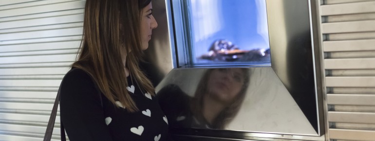 Die Mumie von Ötzi kann man durch ein Fenster in ihrer Kühlzelle sehen.