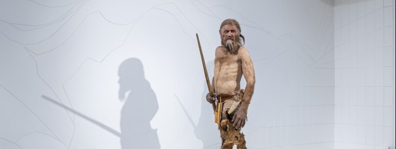 Im Museum dreht sich alles um Ötzi, den Mann aus dem Eis. So sah er wohl aus.