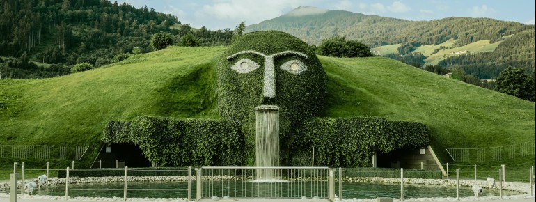 Die Riesenfigur repräsentiert eine mythische Figur aus einer alten Tiroler Sage.