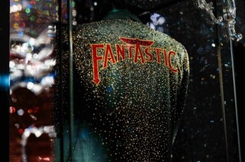 Eine ikonische, kristallbesetzte Jacke aus dem Londoner Fashion-Archiv von Elton John – zu bestaunen in der Wunderkammer „The Art of Performance" der Swarovski Kristallwelten.