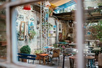 Szimpla Kert war die erste Ruinenbar in Budapest und hat damit den Weg für viele andere ähnliche Locations geebnet.