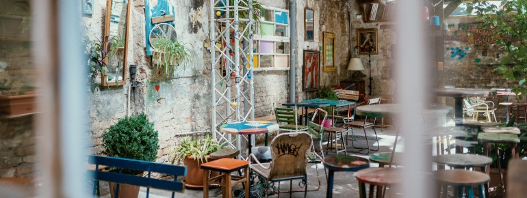 Szimpla Kert war die erste Ruinenbar in Budapest und hat damit den Weg für viele andere ähnliche Locations geebnet.