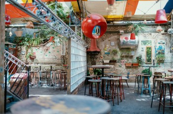 Szimpla Kert erstreckt sich über mehrere Etagen und bietet verschiedene Bars.