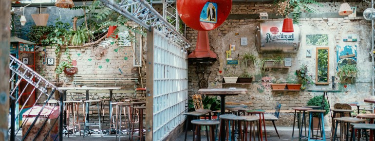 Szimpla Kert erstreckt sich über mehrere Etagen und bietet verschiedene Bars.