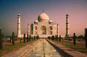Das imposante Grabmal ist Wahrzeichen Indiens.