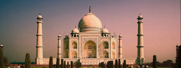 Das imposante Grabmal ist Wahrzeichen Indiens.