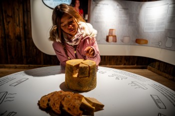 Kind besucht das Hüttschlager Talmuseum