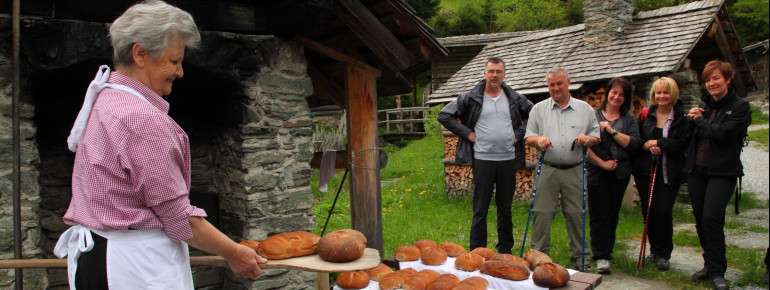 Jeden Freitag gibt’s frisches Brot aus dem alten Backofen!