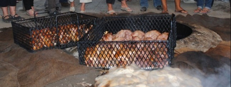 Zubereitung des traditionellen Hangi-Mahls