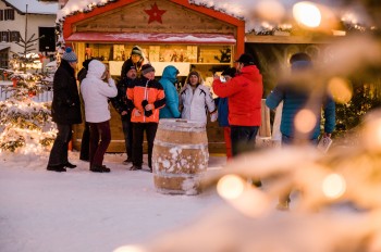 Auf dem Obertauerner Weihnachtsmarkt kann man allerlei Leckereien probieren.