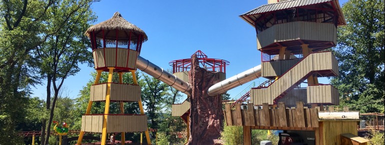 Der Park ist inmitten einer waldreichen Umgebung gelegen.