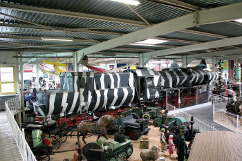 Diese Lokomotive ist Teil der militärhistorischen Ausstellung.