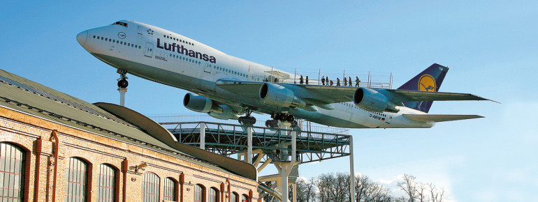 Besucher starten die Erkundung der Boeing 747 auf dem Flügel der Maschine.