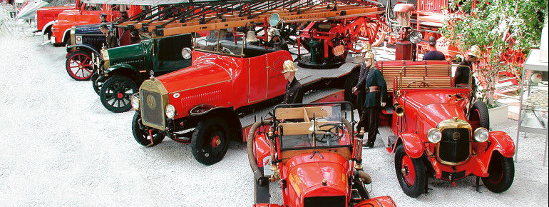 Europäische und amerikanische Feuerwehrfahrzeuge des 20. Jahrhunderts.