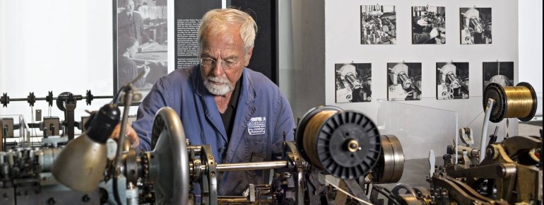 Erlebe hautnah, wie ehemalige Mitarbeiter an historischen Maschinen ihr Können zeigen.