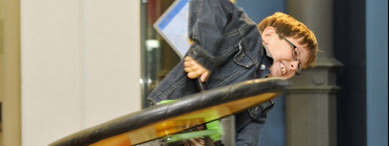 Kinder dürfen im Technoseum an vielen Stellen selber Hand anlegen.