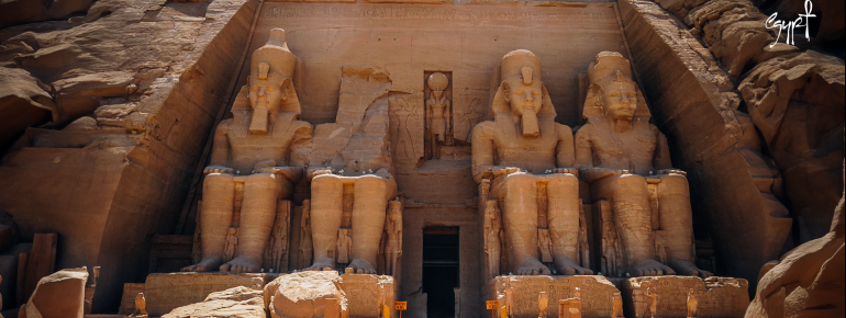 Vier Ramses-Statuen zeigen den beeindruckenden Eingang in den Tempel von Abu Simbel.