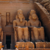 Vier Ramses-Statuen zeigen den beeindruckenden Eingang in den Tempel von Abu Simbel.