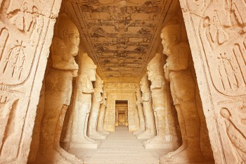 Beeindruckende Eingangshalle in den großen Haupt-Tempel von Abu Simbel