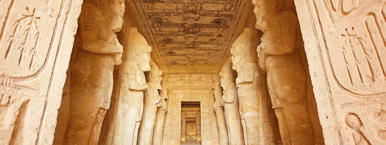 Beeindruckende Eingangshalle in den großen Haupt-Tempel von Abu Simbel