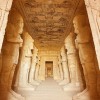 Beeindruckende Eingangshalle in den großen Haupt-Tempel von Abu Simbel
