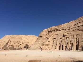 Links der Tempel von Pharao Ramses II., rechts der Tempel seiner Frau Nefertari