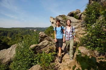 Die Großvaterfelsen bei Blankenburg markieren den westlichen Abschnitt der Teufelsmauer – ein beliebtes Ziel für Wanderer im nördlichen Harzvorland.