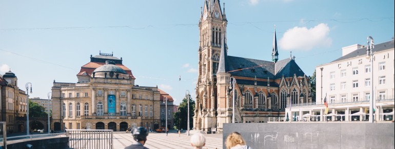 Der imposante Theaterplatz lädt zum kurzen Verweilen ein.