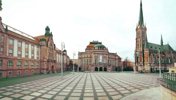 Der Theaterplatz wird von den Kunstsammlungen, dem Opernhaus und der St. Petrikirche eingerahmt.
